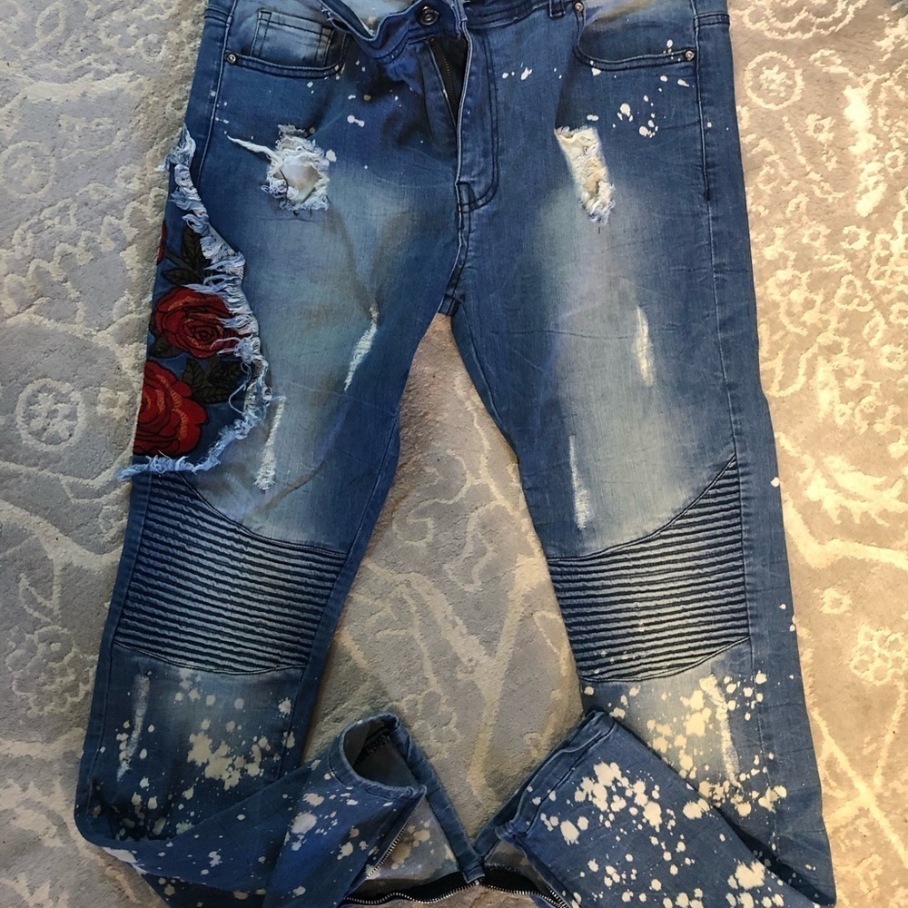 Focus  rose  jeans men 36/32 zippers on bottom distressed 70$ with splatters